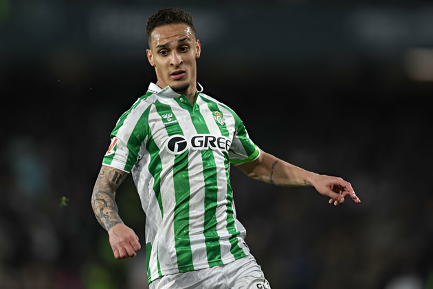 Antony bất đắc dĩ phải ra sân thi đấu