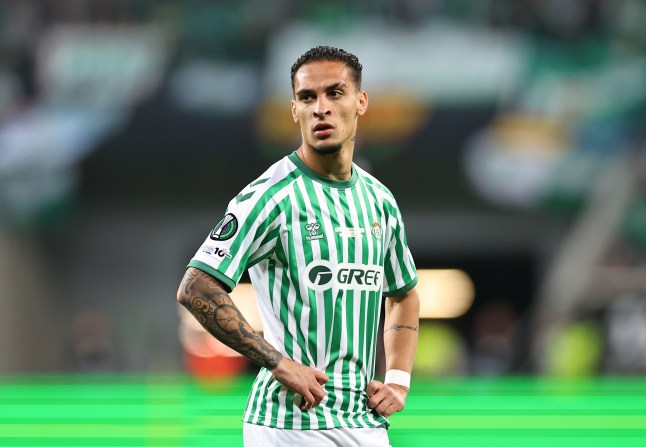 Antony bị chê là “bóng ma”, nên tránh xa bóng đá Anh