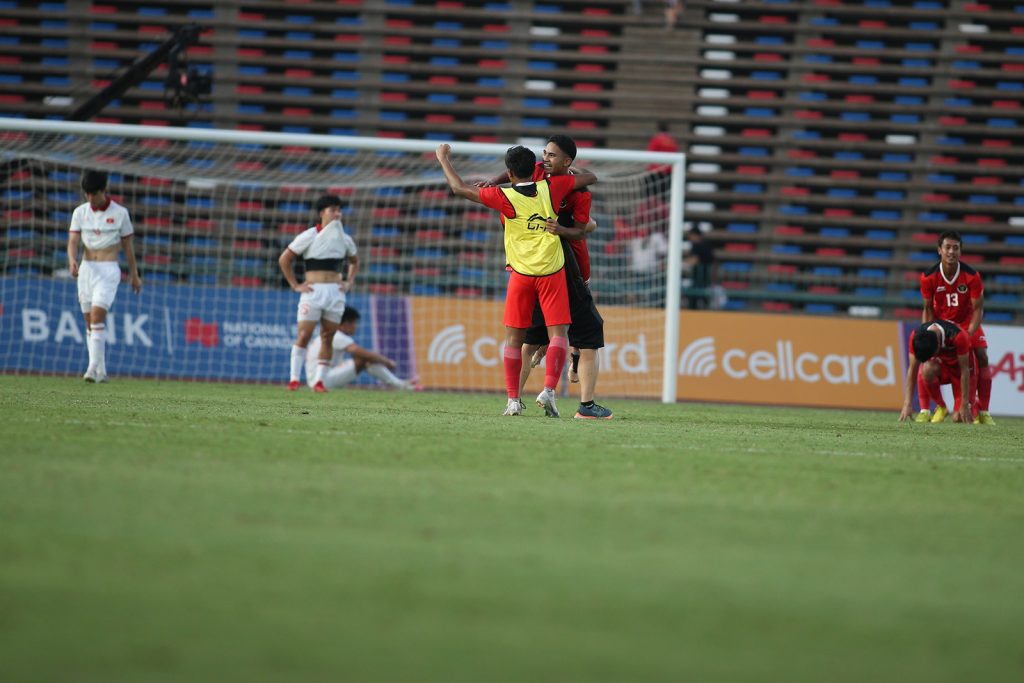 Cầu thủ U22 Việt Nam ôm mặt khóc sau trận thua Indonesia