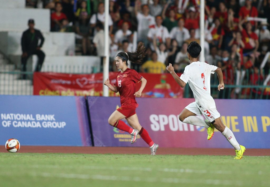 Thanh Nhã đội nón lá, cắn huy chương cực đáng yêu