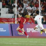 Thanh Nhã đội nón lá, cắn huy chương cực đáng yêu