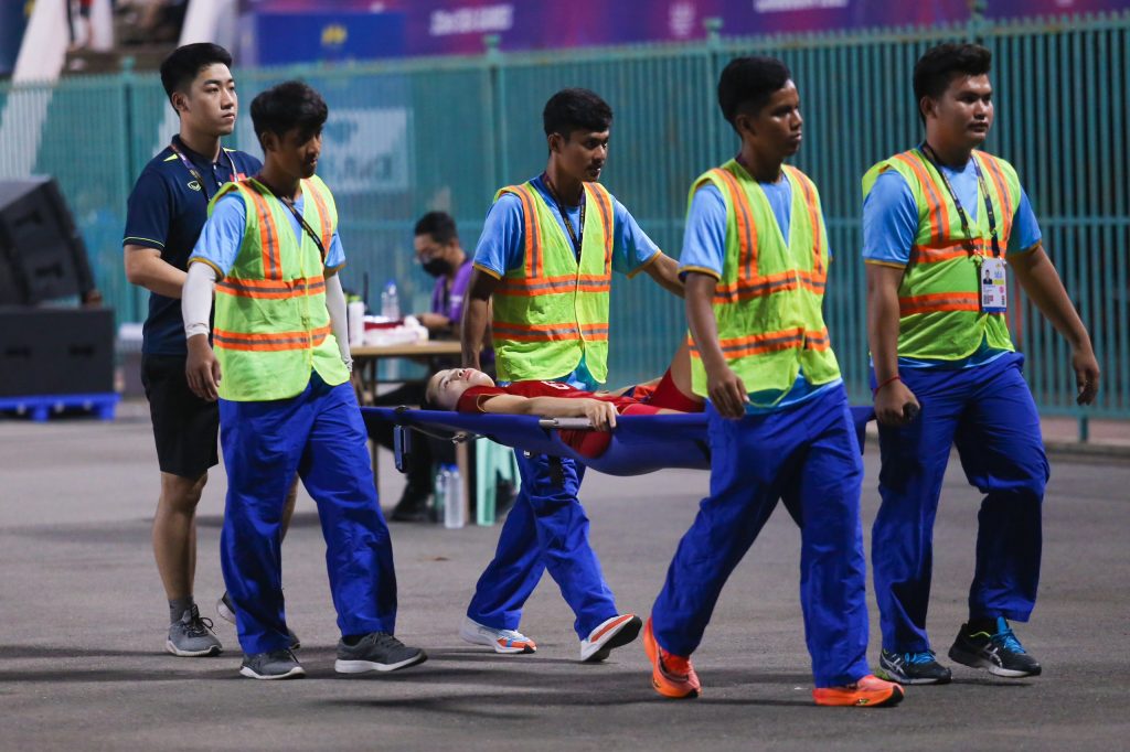 Trung vệ tuyển nữ Việt Nam nhập viện cấp cứu