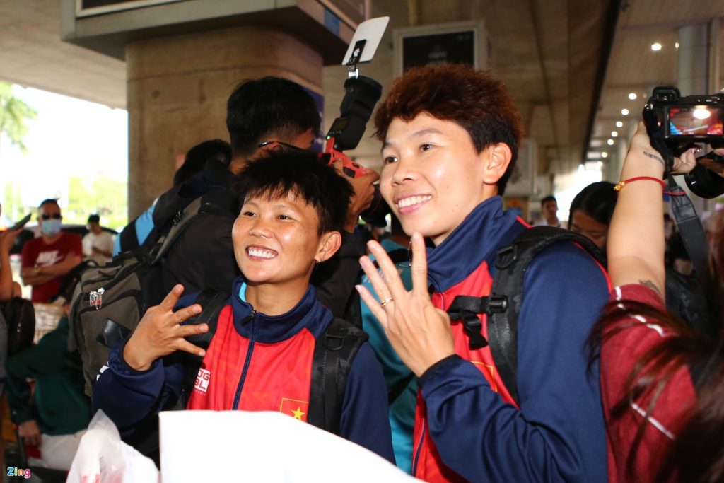 Tuyển nữ Việt Nam được chào đón nồng nhiệt khi về nước