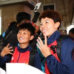 Tuyển nữ Việt Nam được chào đón nồng nhiệt khi về nước