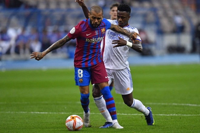 Alves: ‘Nếu Xavi làm vậy khi tôi 25 tuổi, sẽ có đánh nhau’