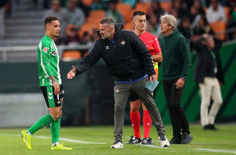 Antony bật khóc nức nở vì lỡ hẹn với trận Derby Sevilla