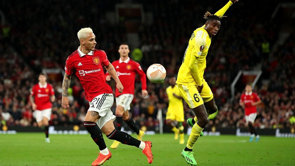 Antony không đáng bị chỉ trích với pha xoay bóng 720 độ