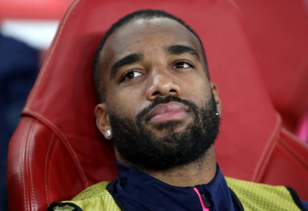 Aubameyang ghi bàn, Lacazette buồn thấy rõ