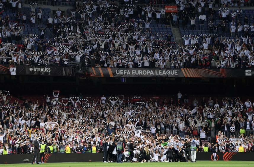 Barca và cảnh tượng đáng xấu hổ ở Camp Nou