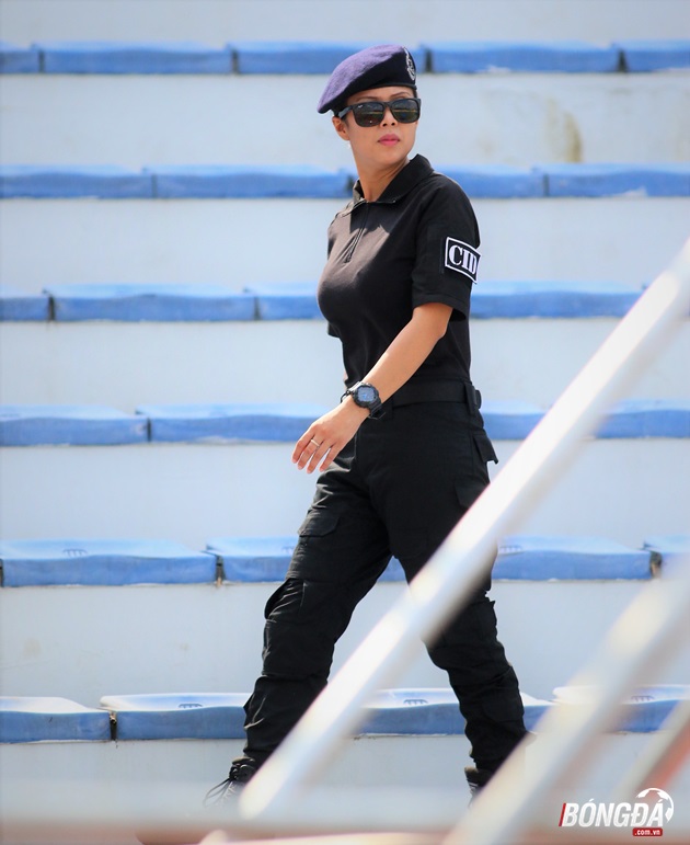 Bắt gặp nữ cảnh sát xinh đẹp trước trận chiến Việt Nam – Indonesia