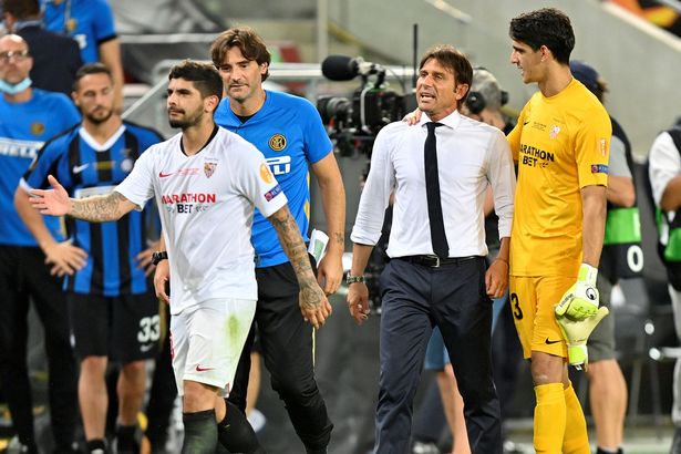 Bị đem đầu tóc ra làm trò cười, Conte nổi quạu đòi ”xử” sao Sevilla