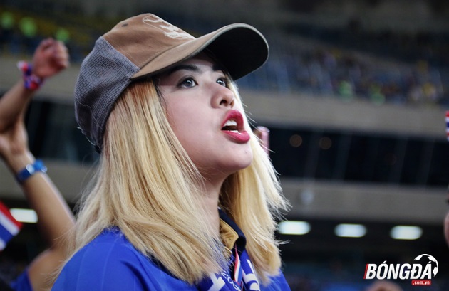 “Bông hồng Thái Lan” tỏa sáng đấu hàng vạn khán giả Malaysia