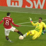 Bruno Fernandes thoát thẻ đỏ, chuyên gia đồng tình với trọng tài