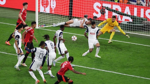 Bức tường thép của Tottenham khiến MU bất lực