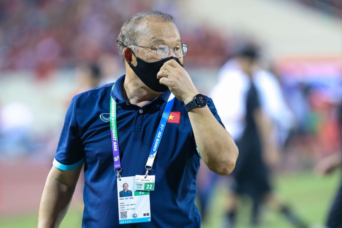 Căng thẳng cuộc chiến ngoài đường piste giữa 2 HLV Park Hang-seo và Polking