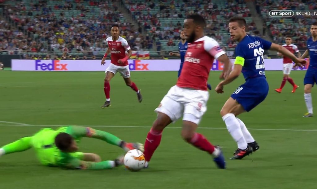 ‘Cậu ấy không đốn ngã Lacazette với đôi tay’