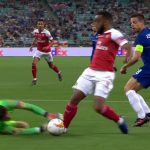 ‘Cậu ấy không đốn ngã Lacazette với đôi tay’