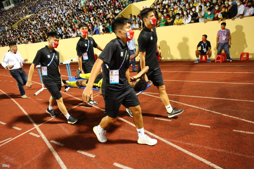 Cầu thủ Malaysia nhập viện ở trận gặp Thái Lan