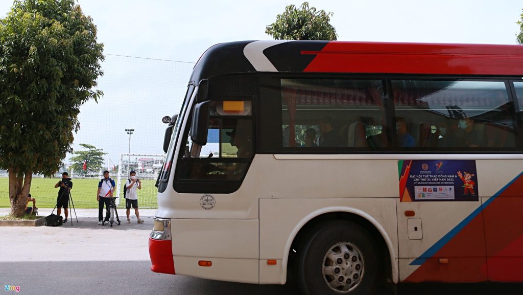 Cầu thủ Myanmar cầu nguyện trên sân tập mới