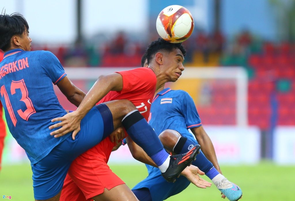 Cầu thủ Singapore đổ máu trong trận thua Thái Lan