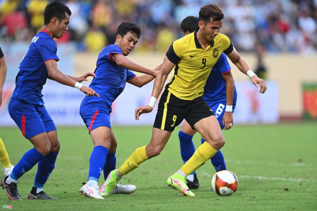 Cầu thủ U23 Malaysia đổ gục xuống sân vì thất vọng