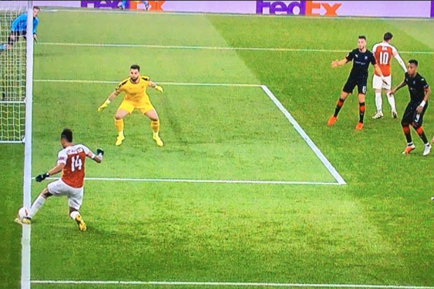 CĐV Arsenal tức điên với biểu hiện khó tin của Ozil ở bàn thứ 2