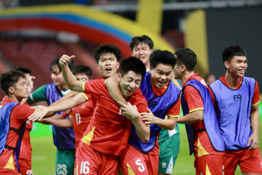 CĐV Thái Lan tâm phục U22 Việt Nam sau chung kết SEA Games 33