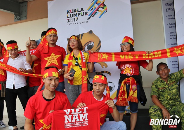 CĐV tiếp lửa U22 Việt Nam tại sân Selayang – Malaysia