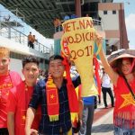 CĐV Việt Nam mang Cúp vô địch thách thức U22 Thái Lan