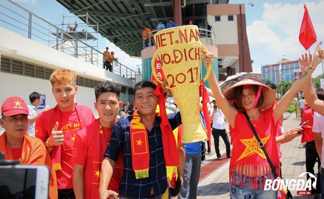 CĐV Việt Nam mang Cúp vô địch thách thức U22 Thái Lan