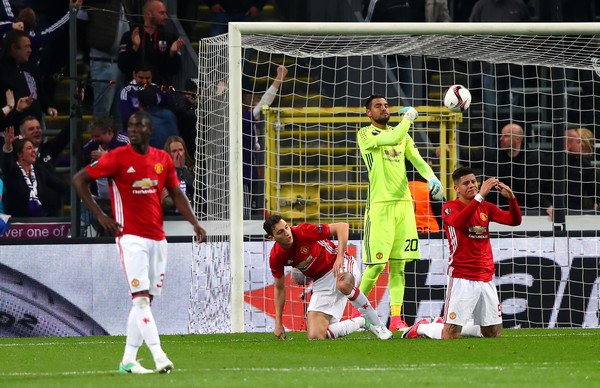 Chấm điểm cầu thủ M.U sau trận Anderlecht: Pogba vật vờ; Fellaini thảm hoạ