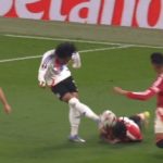 Chiến binh Leny Yoro tái hiện khoảnh khắc kiêu hùng của Phil Jones