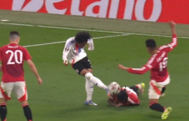 Chiến binh Leny Yoro tái hiện khoảnh khắc kiêu hùng của Phil Jones