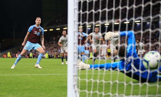 Chiến thắng ở vòng loại thứ hai Europa League, HLV Sean Dyche “phấn khích” tột độ