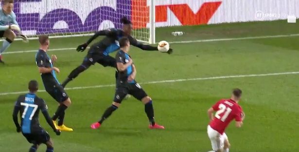 Cho Man Utd ‘hưởng lợi’, trọng tài đã đúng hay sai?