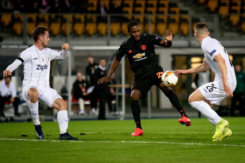 CHOÁNG! Ighalo ghi bàn như Ronaldinho, Solskjaer phản ứng không ngờ