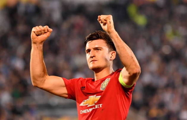 CHOÁNG! Maguire bất lực bị ‘tí hon’ lừa bóng ngã chổng vó