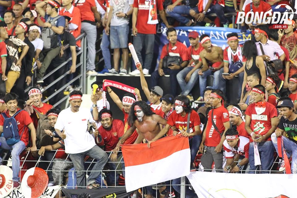 Chùm ảnh: Dàn cổ động viên hùng hậu của U22 Indonesia
