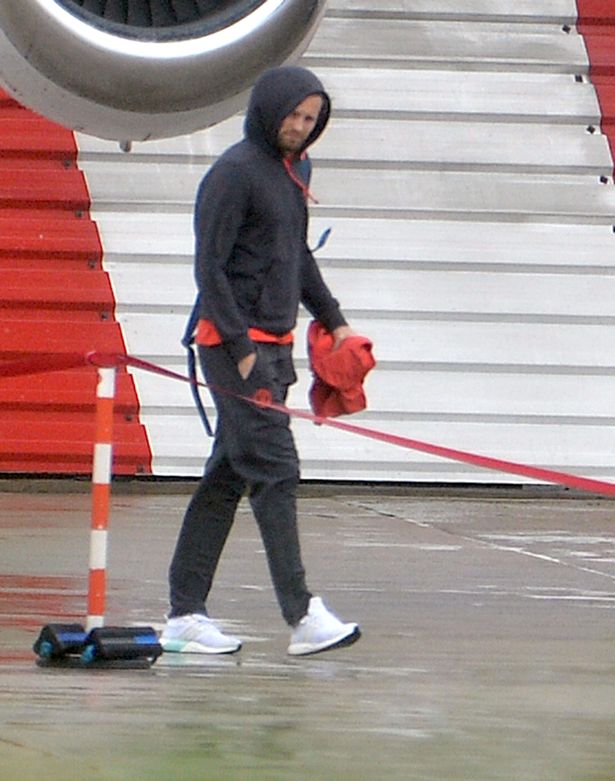 Chùm ảnh: Dàn sao Man United trùm kín mít đổ bộ sang Bỉ