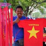 Cờ đỏ sao Vàng Việt Nam hướng về SVĐ Shah Alam