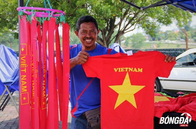 Cờ đỏ sao Vàng Việt Nam hướng về SVĐ Shah Alam