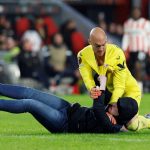 Cổ động viên PSV lao xuống sân, đấm thủ môn Sevilla