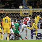 CÚ SỐC ở Belarus, Arsenal phơi áo trong thế chỉ còn 10 người