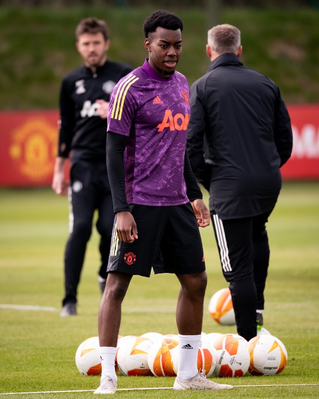 Cựu binh tái xuất, Man Utd sẵn sàng ‘vượt ải’ Granada