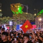 Đà Nẵng: Cầu Rồng kẹt cứng, người dân mở hội ăn mừng U23 Việt Nam vô địch