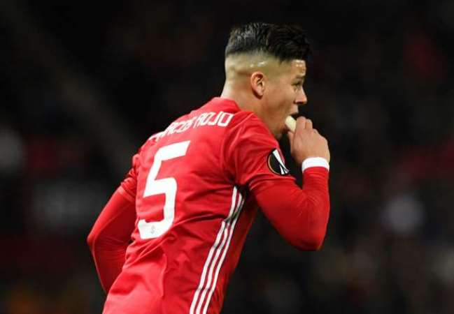 Dân mạng phát sốt khi Mourinho đưa chuối cho Rojo ăn ngay trong trận đấu