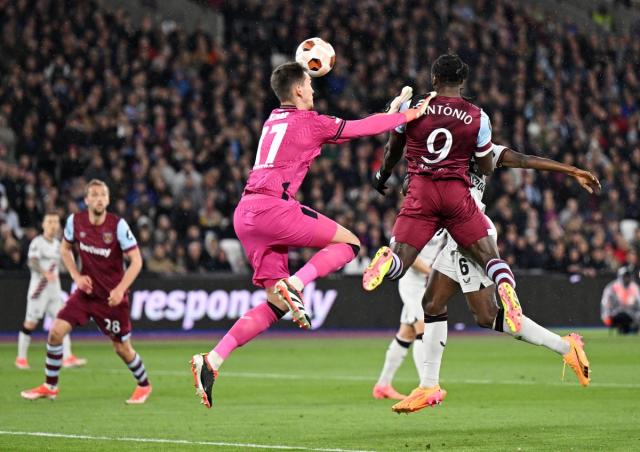 Đến bao giờ Leverkusen mới dừng lại?