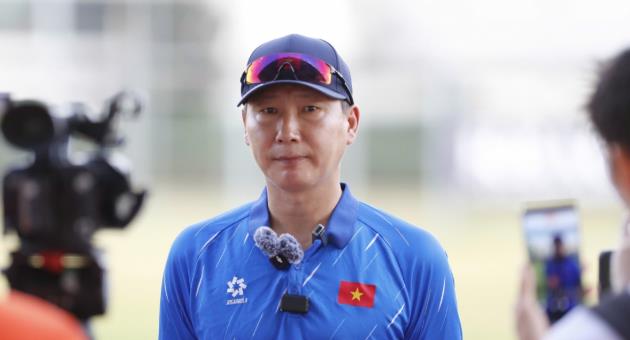 Điểm tin bóng đá Việt Nam 12/12: HLV Kim Sang-sik đặt mục tiêu chung kết; Đình Bắc bị tiền đạo Thái Lan bỏ xa