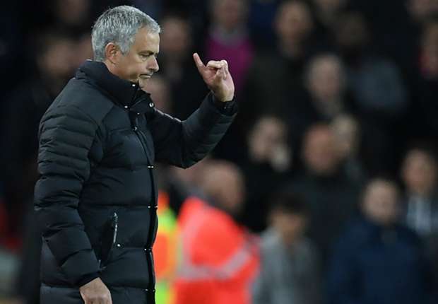 Điểm tin sáng 04/11: Mourinho lại chỉ trích học trò; Toure muốn làm hoà với Pep