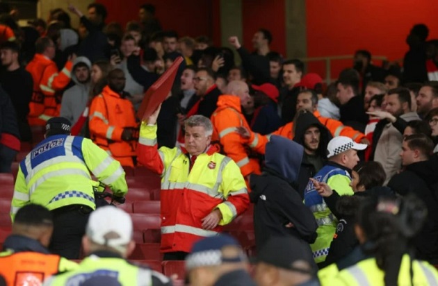 Đối thủ Arsenal bị UEFA trừng phạt